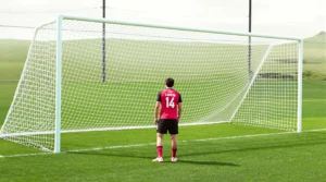 Pourquoi la largeur des buts de foot est-elle si précise ?